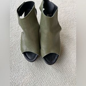 Vintage Green Soft Leather open toe Platform sandals with wood